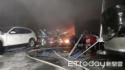 台中修配廠大火！員工急移百萬歐洲露營車　11車被燒毀1人送醫