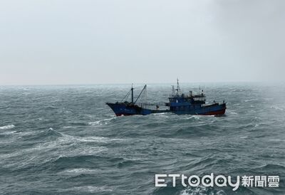 陸漁船超惡劣！台中港外海越界捕魚　海巡署射水砲強制驅離
