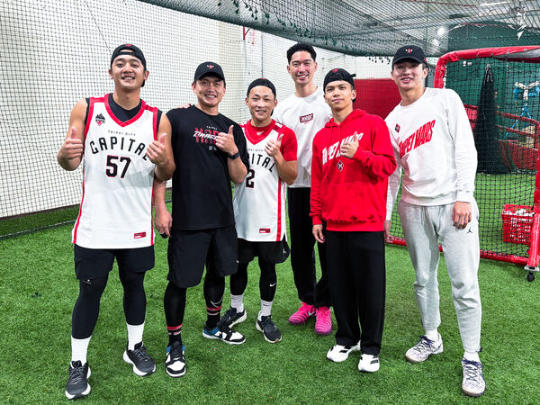 ▲味全龍與戰神跨界合作，拿莫・伊漾以及黃聰翰將於17日賽後登台演唱、戰神球員丁聖儒、雷蒙恩與謝銘駿周一前往天母棒球場與味全龍球星互動交流、台北戰神與中華職棒味全龍推出聯名商品，以「紅色覺醒」與「龍戰士」為設計核心。（圖／戰神提供）