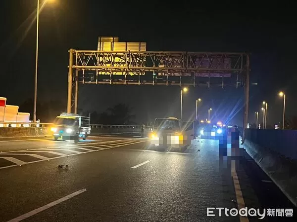 ▲▼騎士逆向上國道　猛撞小貨車當場死亡。（圖／記者陳崑福翻攝）