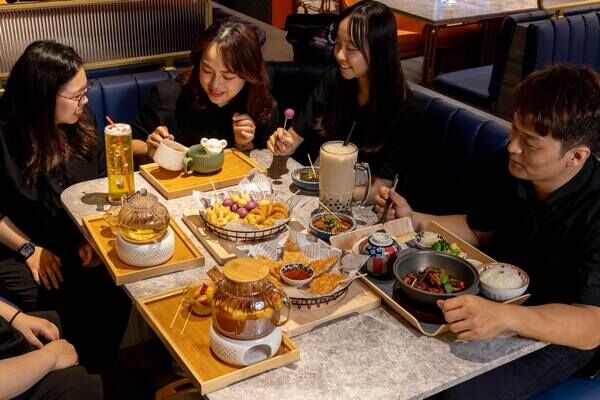 ▲「茶自點」百貨旗艦店開幕