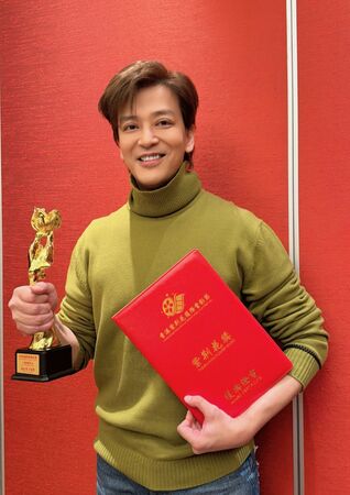 ▲陳曉東補領影帝獎座，與謝天華同樂。（圖／火爆娛樂提供）