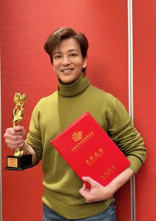 ▲陳曉東補領影帝獎座，與謝天華同樂。（圖／火爆娛樂提供）