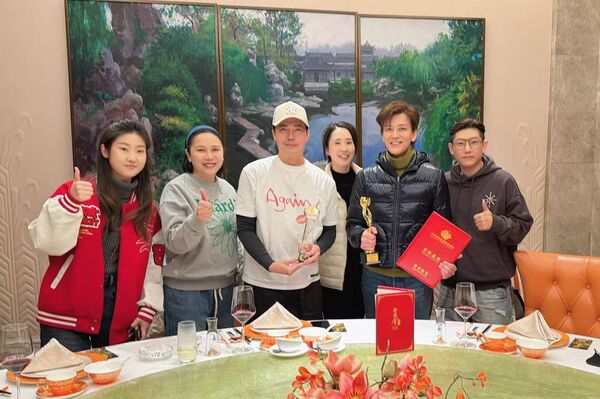 ▲陳曉東補領影帝獎座，與謝天華同樂。（圖／火爆娛樂提供）