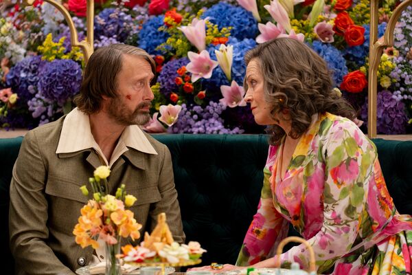 ▲《邦尼殺死他》76歲雪歌妮薇佛在本片逆齡美炸，與邁茲米克森（左）有大量對手戲。（圖／采昌提供）