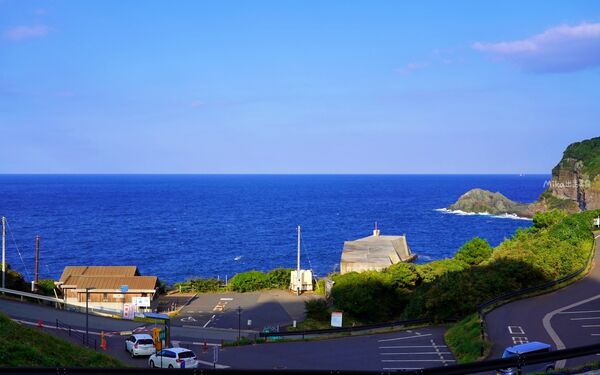 ▲▼日本山口「元乃隅神社」，123座紅色鳥居綿延至海邊，依山傍海超壯觀。（圖／部落客Mika提供）