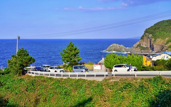 ▲▼日本山口「元乃隅神社」，123座紅色鳥居綿延至海邊，依山傍海超壯觀。（圖／部落客Mika提供）