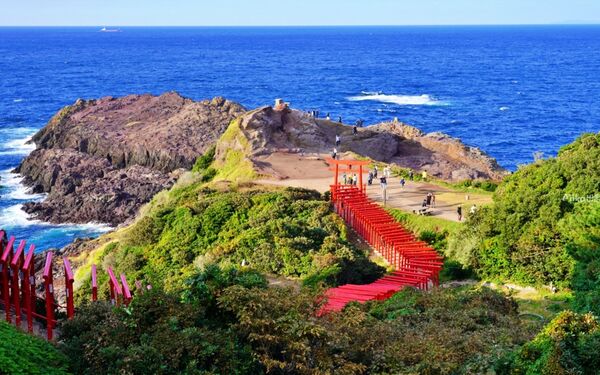 ▲▼日本山口「元乃隅神社」，123座紅色鳥居綿延至海邊，依山傍海超壯觀。（圖／部落客Mika提供）