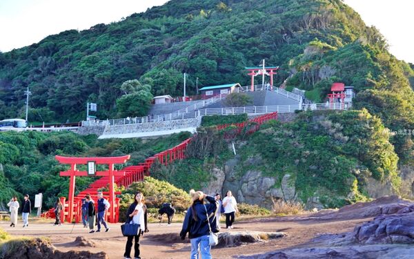 ▲▼日本山口「元乃隅神社」，123座紅色鳥居綿延至海邊，依山傍海超壯觀。（圖／部落客Mika提供）