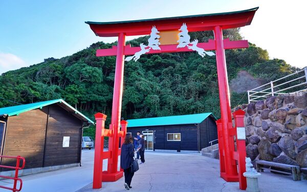 ▲▼日本山口「元乃隅神社」，123座紅色鳥居綿延至海邊，依山傍海超壯觀。（圖／部落客Mika提供）