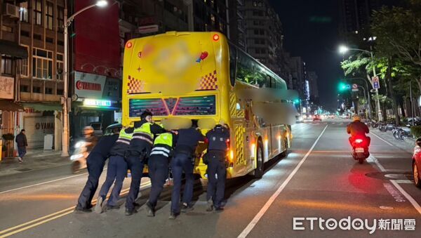 ▲▼ 高雄遊覽車拋錨路口擋道　8警「人力拖吊」解圍！超狂畫面曝。（圖／記者賴文萱翻攝）