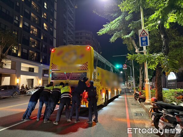 ▲▼ 高雄遊覽車拋錨路口擋道　8警「人力拖吊」解圍！超狂畫面曝。（圖／記者賴文萱翻攝）