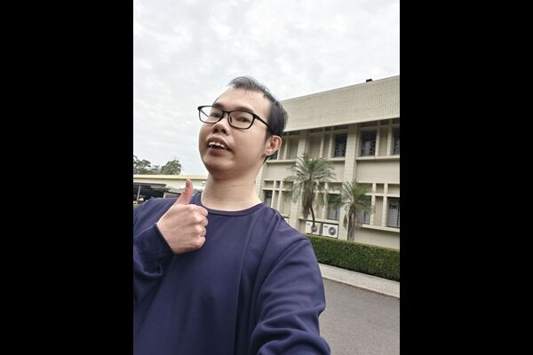 ▲▼鄧佳華出獄，手比讚自拍。（圖／翻攝鄧佳華臉書）