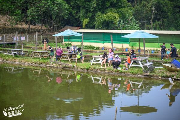 ▲▼桃園大溪親子景點「花鹿秘境李家摸蜆農場」，餵水豚君梅花鹿，還能釣魚超好玩。（圖／部落客滿分提供）