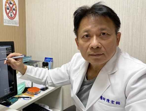 ▲▼員榮醫院整形外科主任陳宏銘說明蟹足腫。（圖／員榮醫院提供）