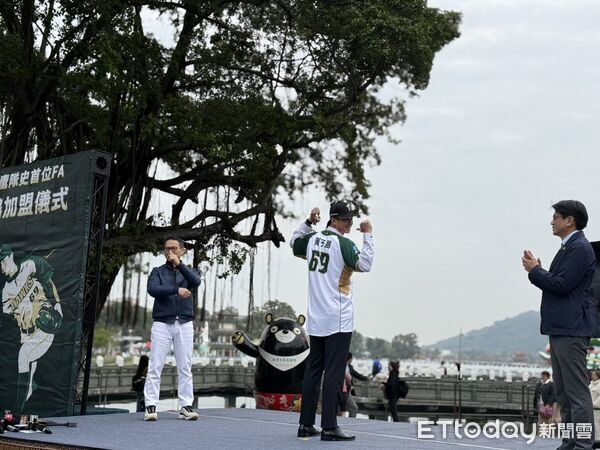 ▲黃子鵬加盟儀式。（圖／記者胡冠辰攝）