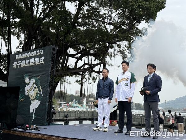 ▲黃子鵬加盟儀式。（圖／記者胡冠辰攝）