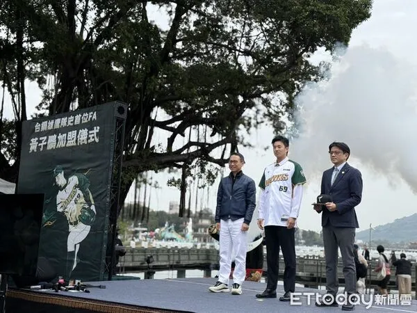 ▲黃子鵬加盟儀式。（圖／記者胡冠辰攝）