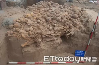 ▲台南鐵路地下化工程中出土清代「武器鏽塊」，內含多件砲管、砲彈與火槍槍管，數量驚人。（記者林東良翻攝，下同）