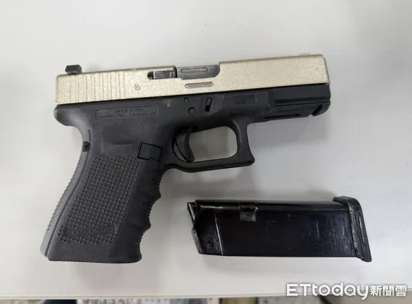 ▲專案小組調查後，在吳男家中搜索查扣改造手槍與子彈。（圖／記者游瓊華翻攝）