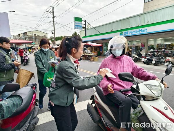 ▲民進黨台南市長初選倒數，林俊憲於黃金週末號召25位市議員分進合擊，全市同步掃街催出最後關鍵支持。（記者林東良翻攝，下同）