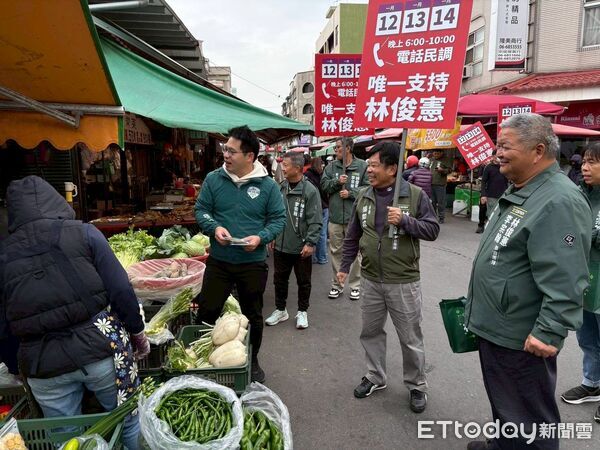 ▲民進黨台南市長初選倒數，林俊憲於黃金週末號召25位市議員分進合擊，全市同步掃街催出最後關鍵支持。（記者林東良翻攝，下同）