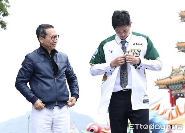 ▲▼ 黃子鵬加盟儀式。（圖／記者黃克翔攝）