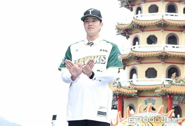 ▲▼ 黃子鵬加盟儀式。（圖／記者黃克翔攝）