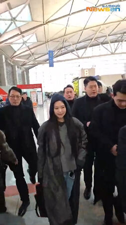 ▲▼Jennie全身灰出發來台。（圖／翻攝自Newsen）