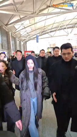 ▲▼女王來了！Jennie全身灰出發來台　機場被要求比愛心⋯她害羞笑了。（圖／翻攝自Newsen）