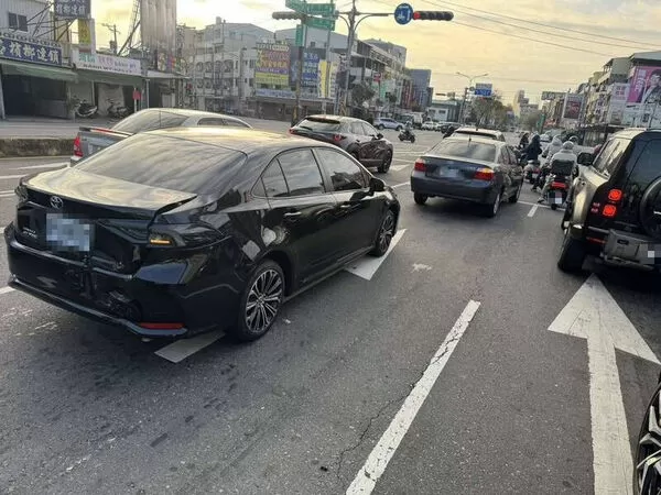 ▲彰化市金馬8日上午發生4車連環撞。（圖／警方提供）