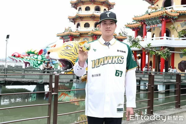 ▲▼黃子鵬加盟儀式    。（圖／記者黃克翔攝）