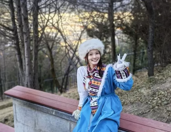 ▲林莎主持大陸尋奇外景節目。（圖／中視提供）