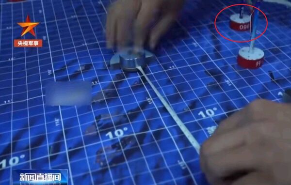▲▼央視報導畫面曝光一名艇員在用航海量角器測量海圖時，出現「096」字樣的紅色壓塊，被視為暗示096型戰略核潛艇已入列。（圖／翻攝自央視）