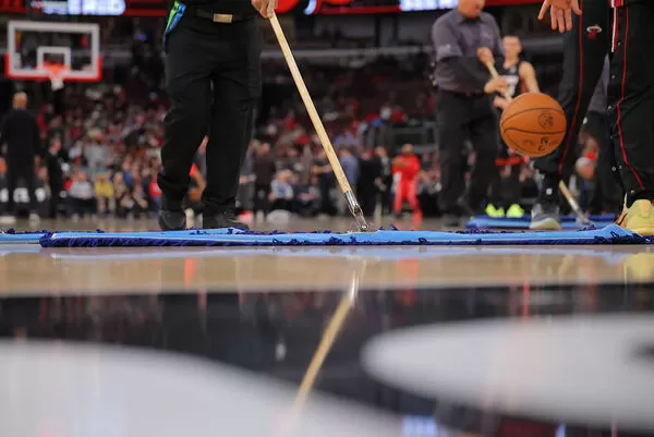 ▲公牛主場大漏水比賽延期，熱火球星阿德巴約在等待期間與女友WNBA球星威爾森「曬恩愛」。（圖／達志影像／美聯社）