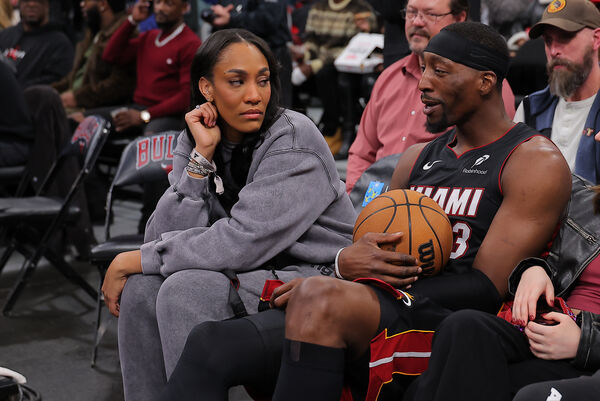 ▲公牛主場大漏水比賽延期，熱火球星阿德巴約在等待期間與女友WNBA球星威爾森「曬恩愛」。（圖／達志影像／美聯社）