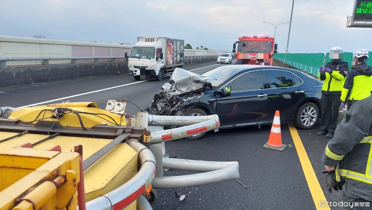 國5緩撞車挨撞!轎車駕駛開啟自駕輔助沒注意 車頭爛毀