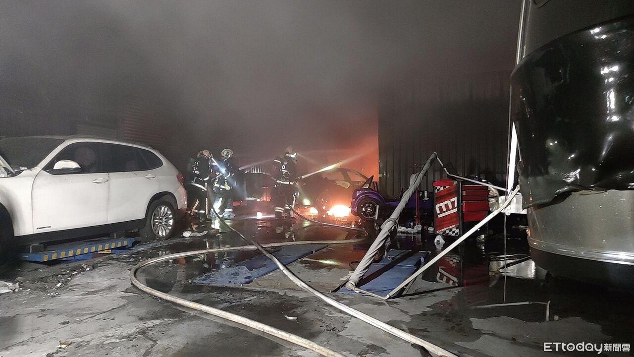 台中修配廠大火!員工急移百萬歐洲露營車 11車被燒毀1人送醫