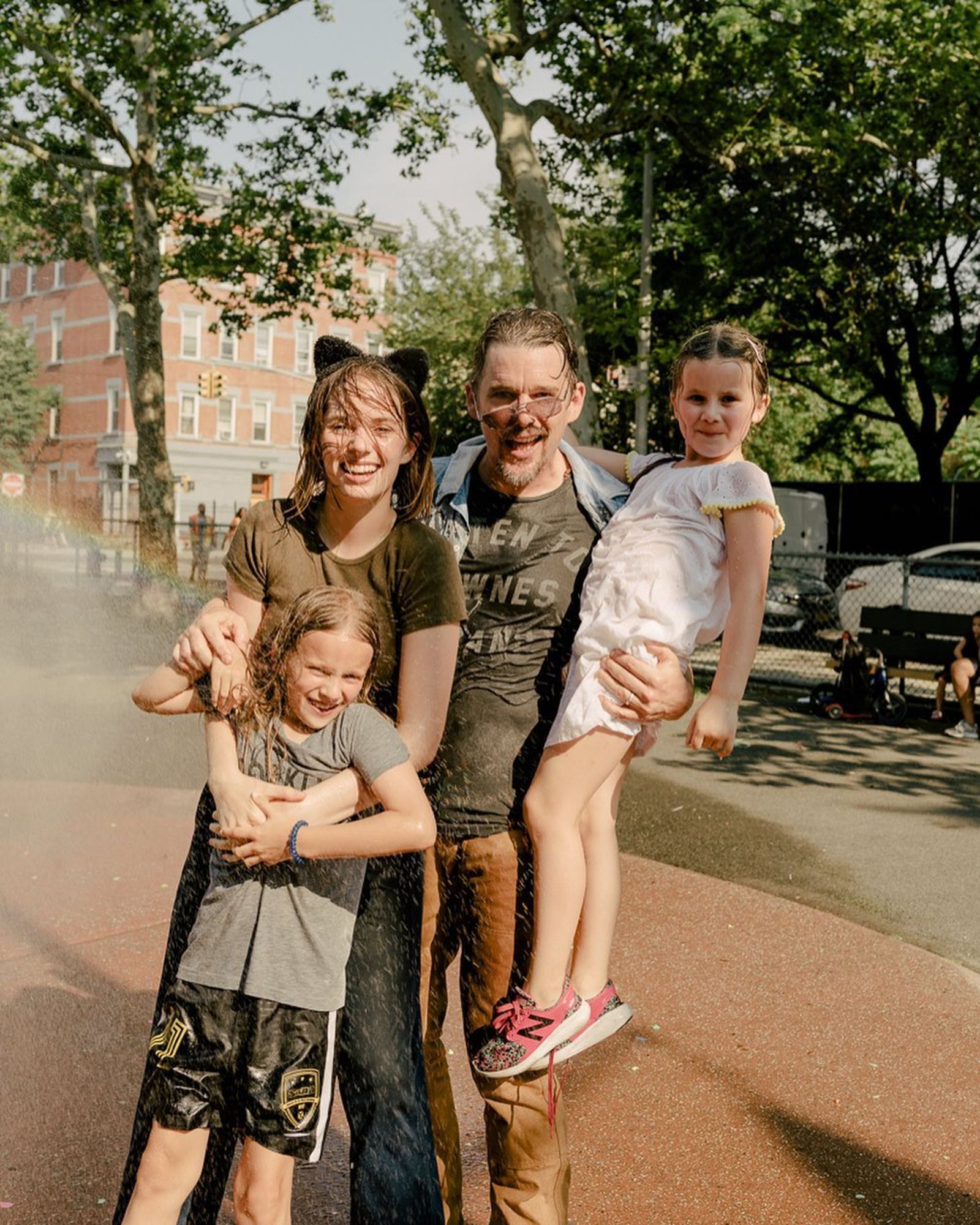 女兒演《怪奇物語》紅翻天！　伊森霍克自嘲「在家地位降級」：沒人在乎爸爸