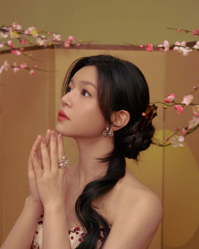 ▲▼陳妍希曬新年美照，簡體字發文引發熱議。（圖／翻攝自微博）