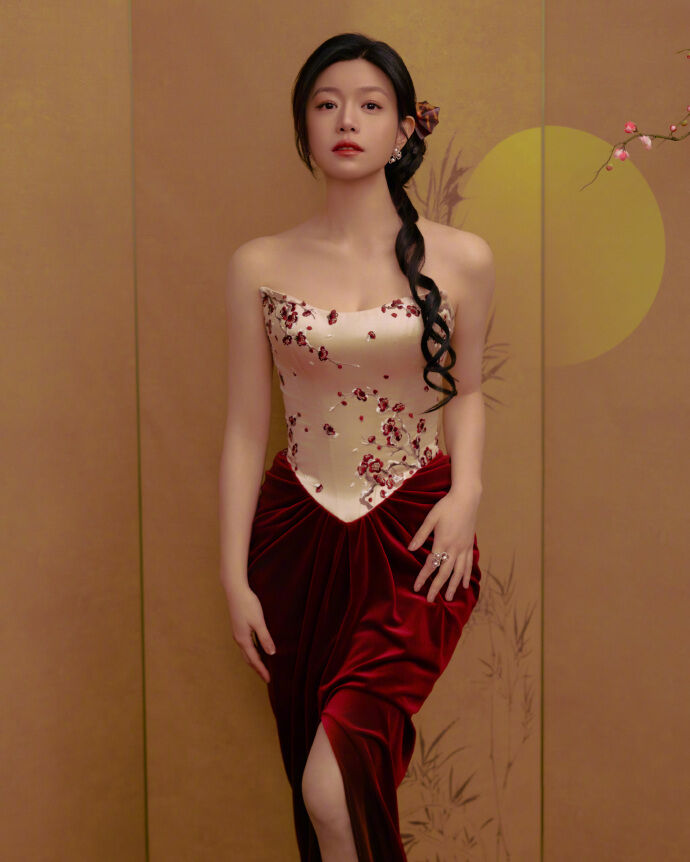 ▲▼陳妍希曬新年美照，簡體字發文引發熱議。（圖／翻攝自微博）