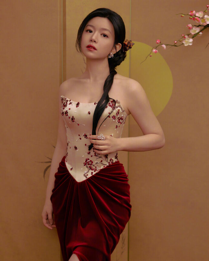 ▲▼陳妍希曬新年美照，簡體字發文引發熱議。（圖／翻攝自微博）