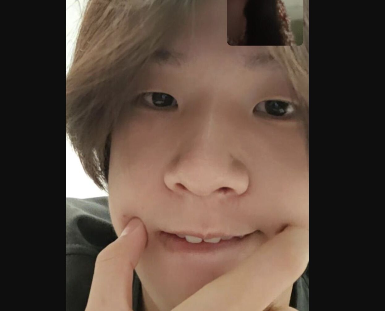 ▲葉文斌最後一次和媽媽視訊時，按壓酒窩的動作疑似是在暗示「救我」。（圖／翻攝極目新聞）