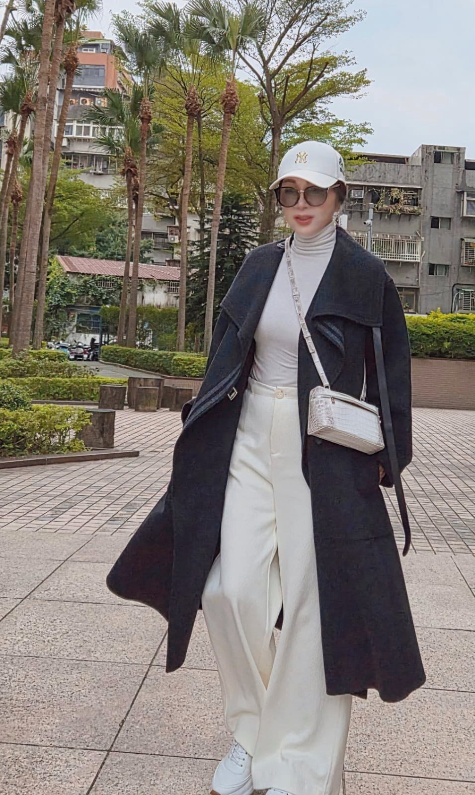 ▲▼陳美鳳曬4年前透明戰袍！遭酸「幾歲了還這樣穿」。（圖／翻攝自臉書）