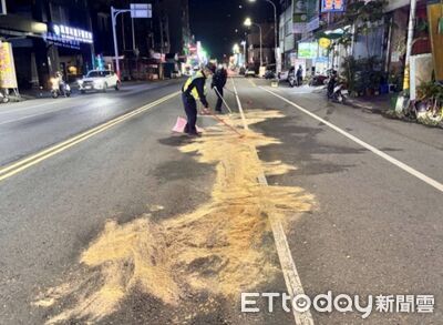 車禍後留整片油漬！東港警急鋪木屑排除　守護民眾行車安全
