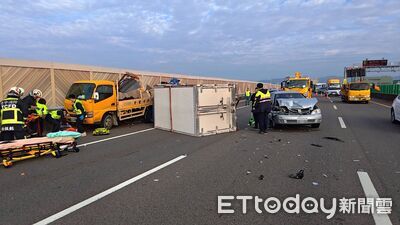 快訊／國4神岡段3車追撞「小貨車翻覆」　3人緊急送醫