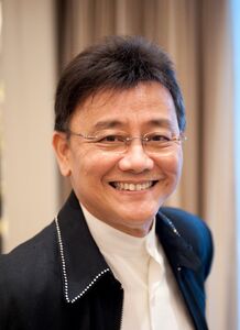 福建歌王謝金石郵輪上猝逝！腦出血昏迷　女兒悲曝：全身插滿管子