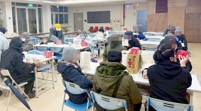 桃園社會局寒冬送暖！發睡袋、外套、熱食　助街友避寒
