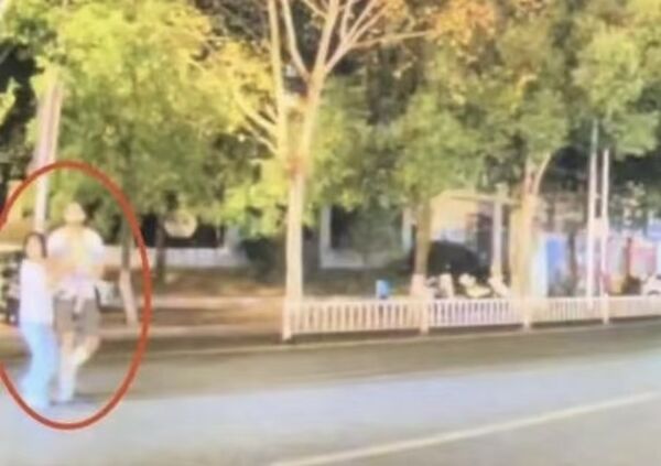 ▲一家三口死前一刻。（圖／翻攝自微博）