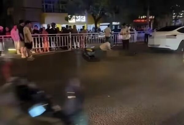 ▲事發當下，廖男未肇逃，反而坐在車內抽菸。（圖／翻攝自微博）